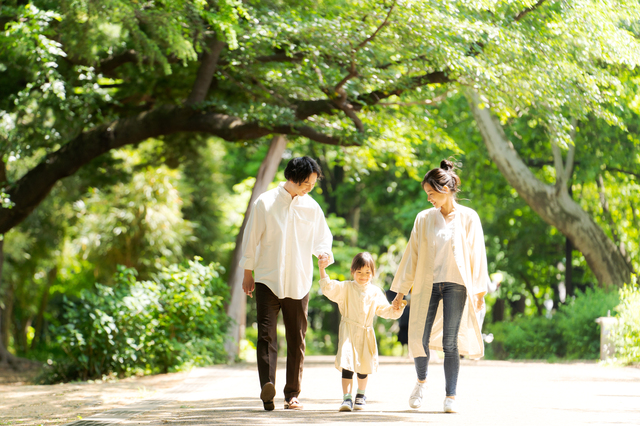 公園を歩く家族